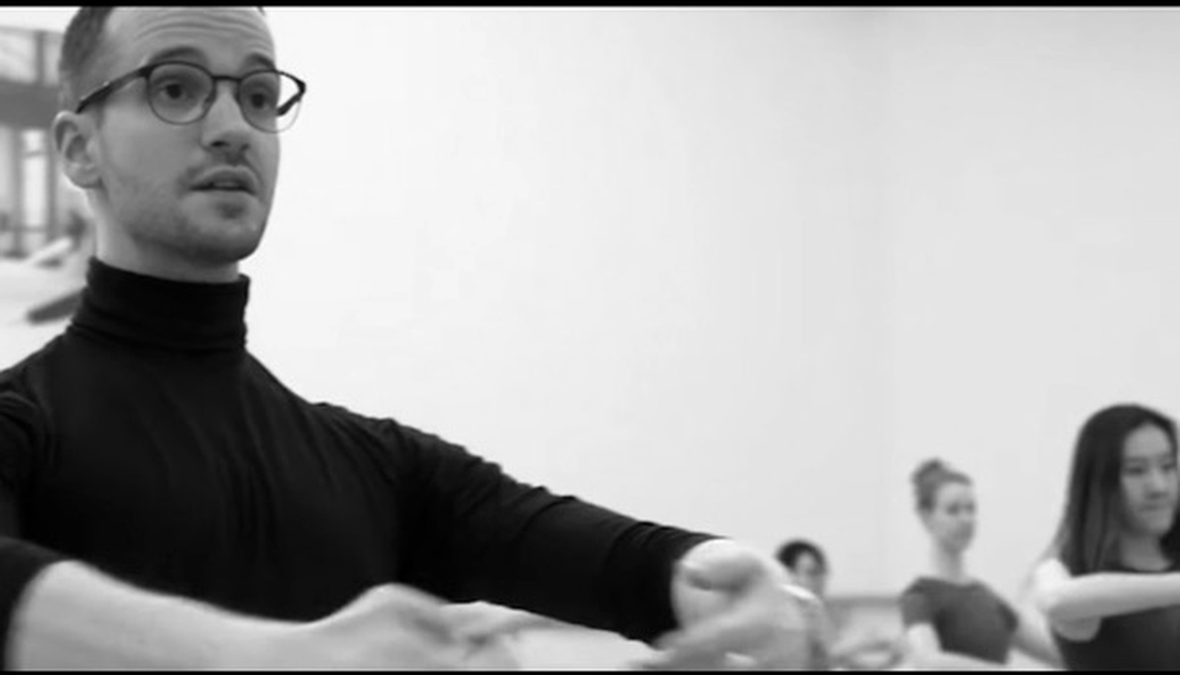 Ian Parsons demonstrates in front of ballet students in a studio.